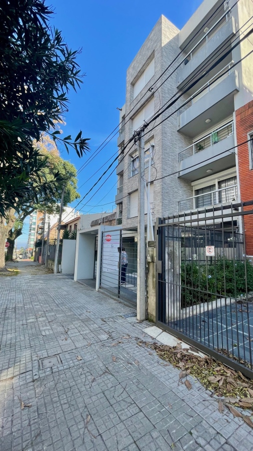  Venta de Apartamento 1 ambiente, garaje y renta anual vigente. Zona Puerto del Buceo