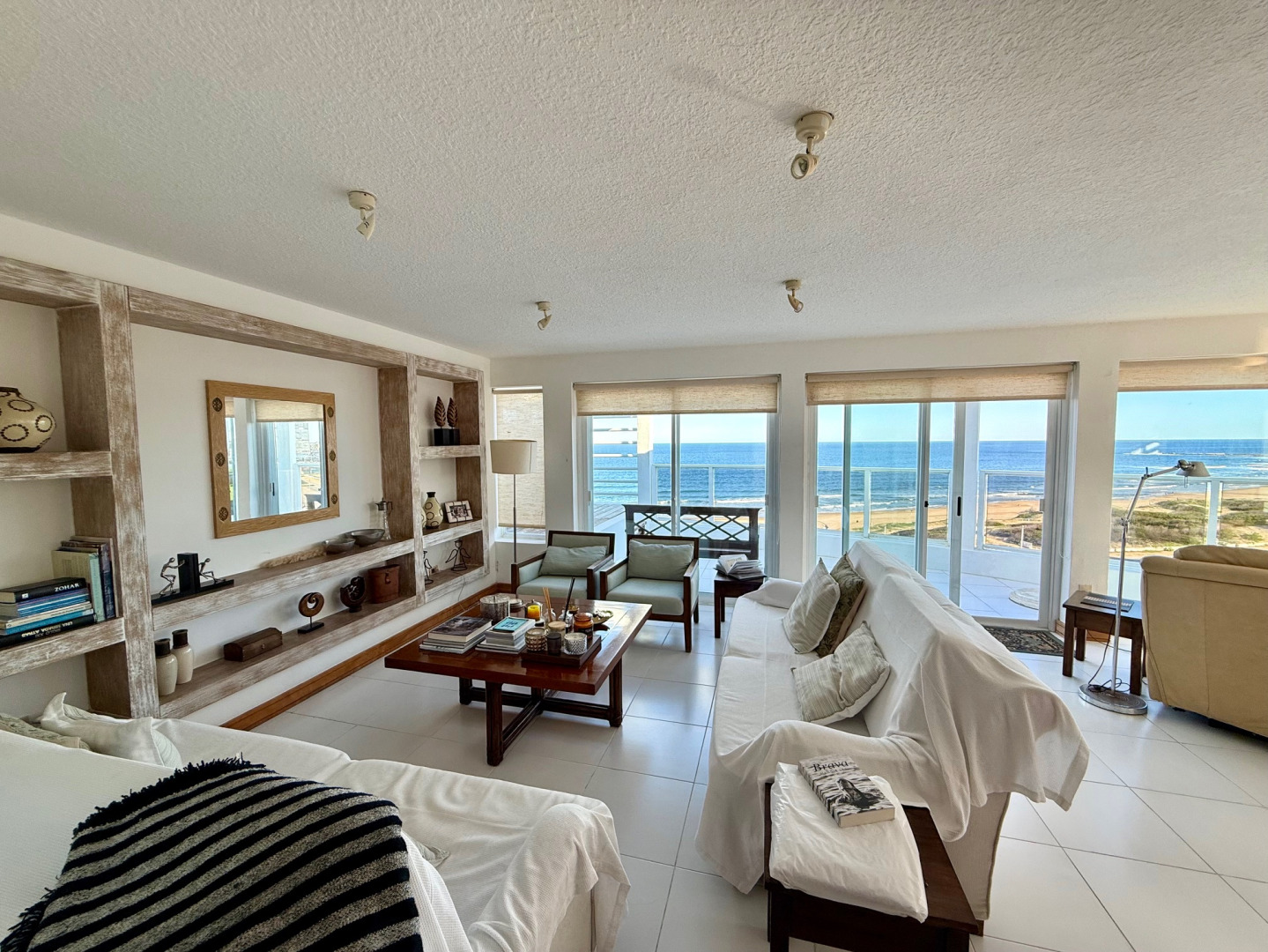  Venta de Penthouse duplex con parrillero exclusivo en Playa Brava de Punta del Este