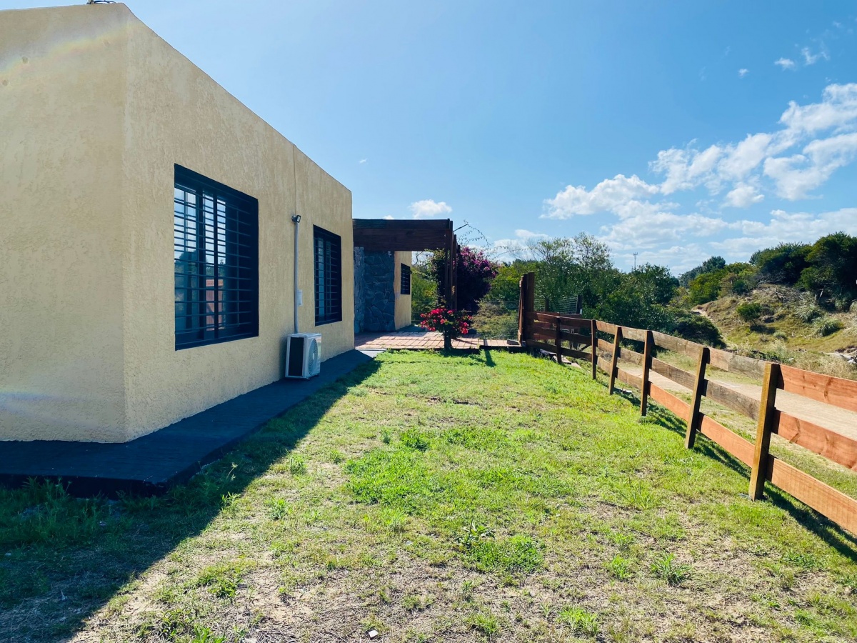 https://ri.com.uy/inmobiliarias/262/fotos/casas/1c135c20f672b30aed23f8c817b93ad0.jpg