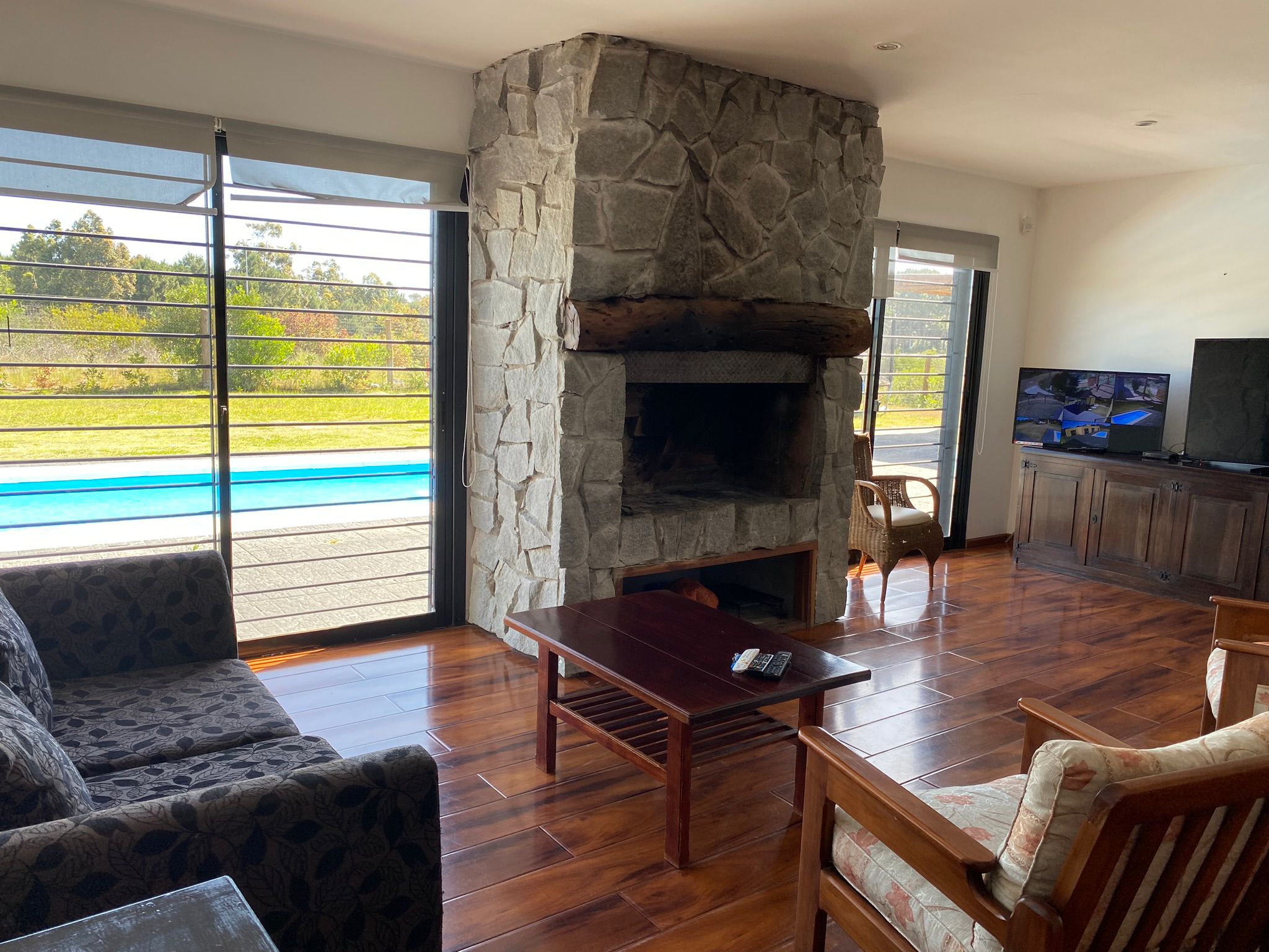 https://ri.com.uy/inmobiliarias/262/fotos/casas/f1edc5f7c3ac6afbd81b4a526e8f0088.jpg