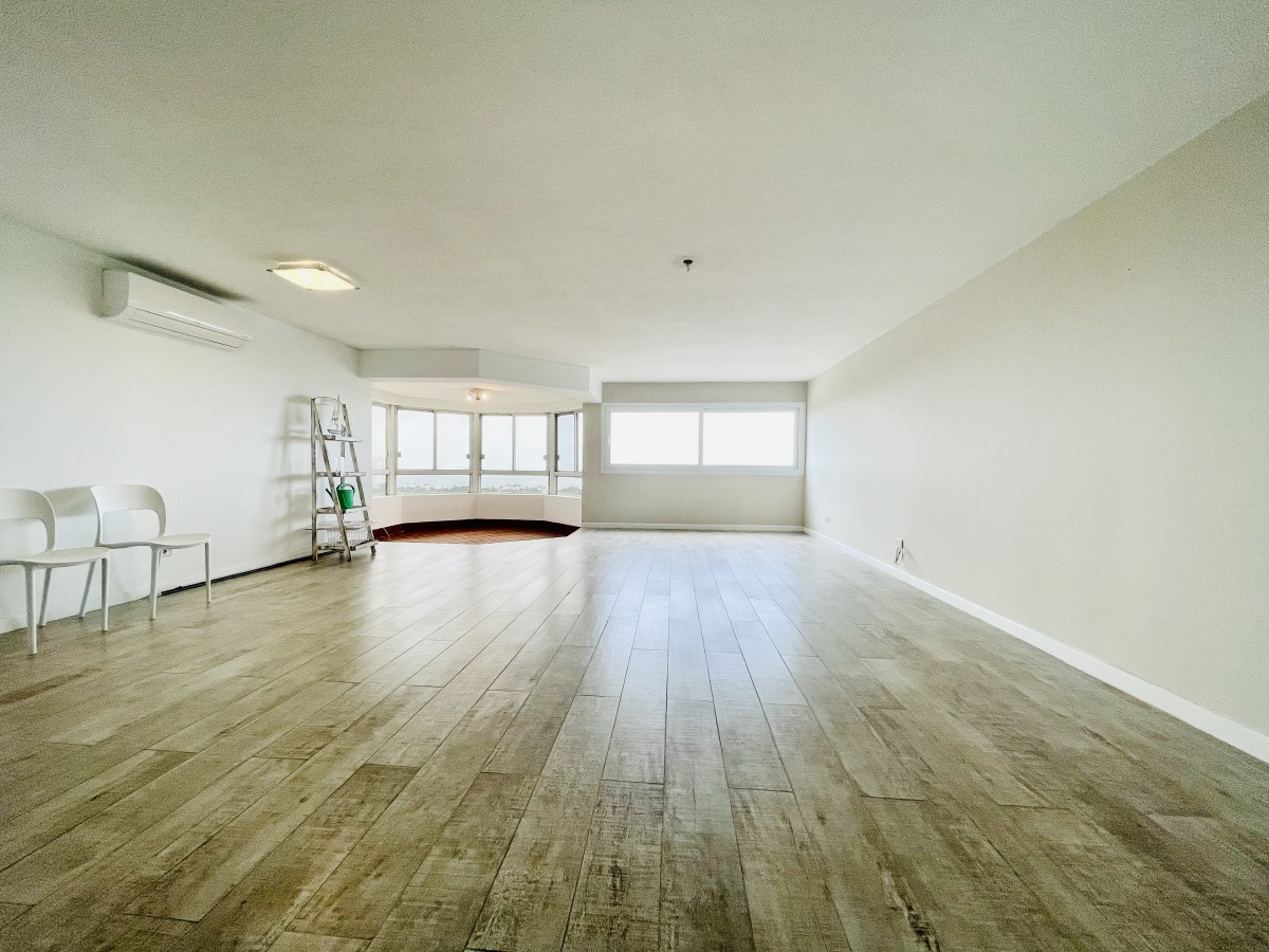  Venta y alquiler anual de amplio apartamento de tres dormitorios completamente reciclado sobre Roosevelt, Punta del Este