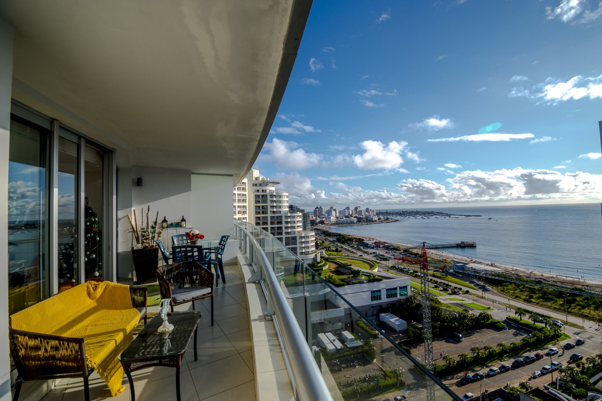  Venta de apartamento de tres dormitorios más dependencia en playa Mansa, Punta del Este