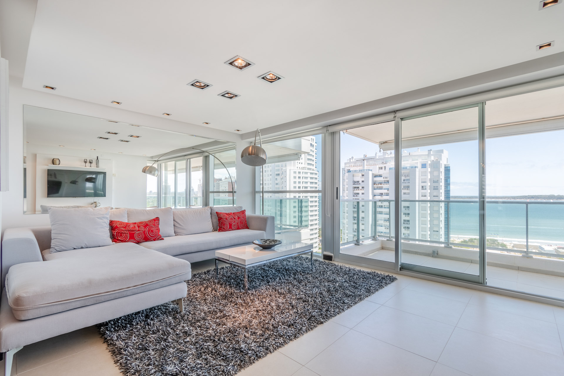  Venta de Excelente Apartamento de 3 Dormitorios con Vista al Mar, Playa Mansa, Punta del Este