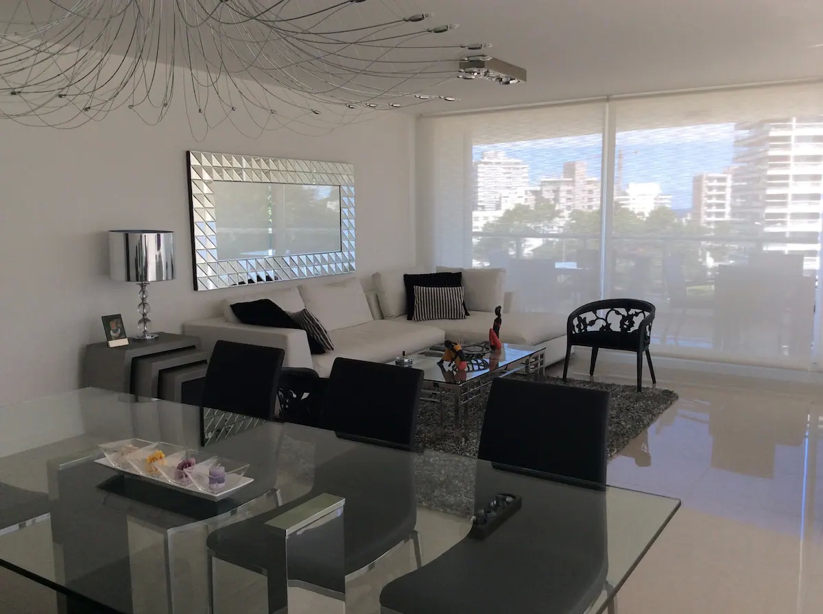  Venta y alquiler de moderno departamento de tres dormitorios más dependencia a pasos de Playa Brava