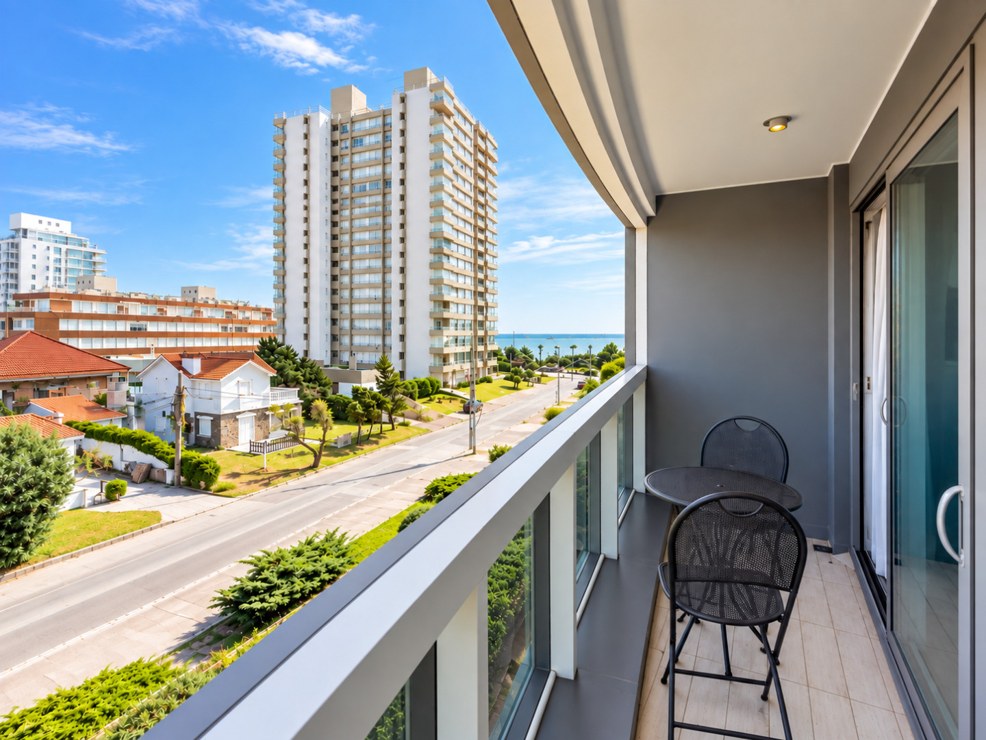  Moderno Apartamento de 1 Dormitorio en Suite a pasos del mar. Playa Mansa, Punta del Este