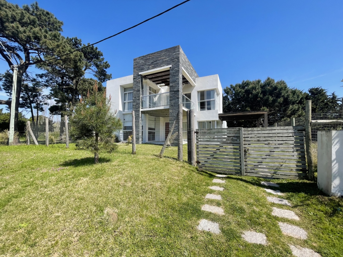  Muy Buena Casa de 5 Dormitorios y Piscina en Rincón del Indio, a Pocos Metros del Mar