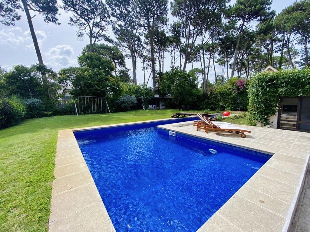  Cómoda Casa de 5 Dormitorios y Piscina Climatizada en Punta del Este