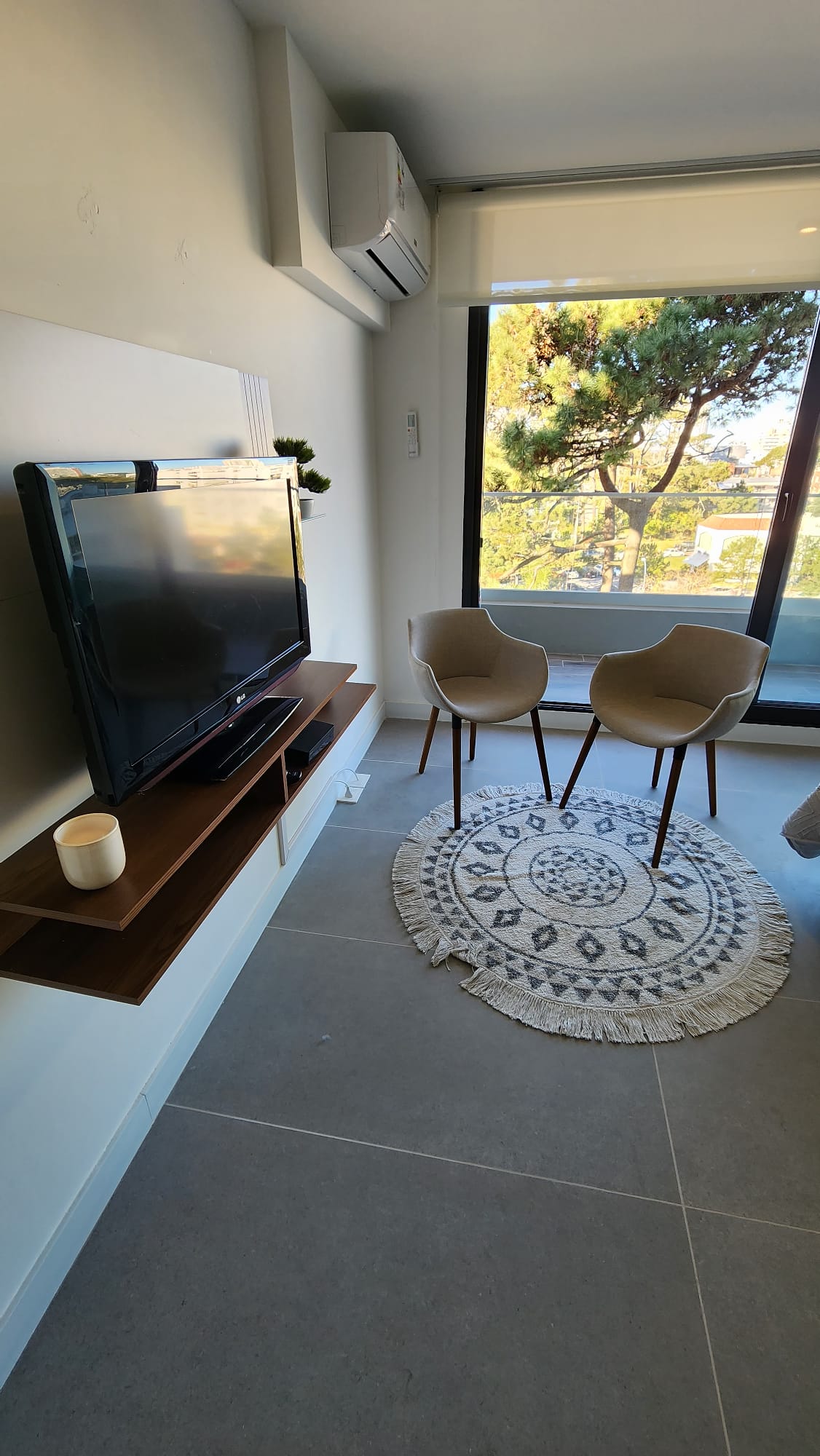  VENTA o Alquiler Anual.  MONOAMBIENTE EN TORRE DE CATEGORIA EDIFICIO  VIEW PUNTA DEL ESTE 