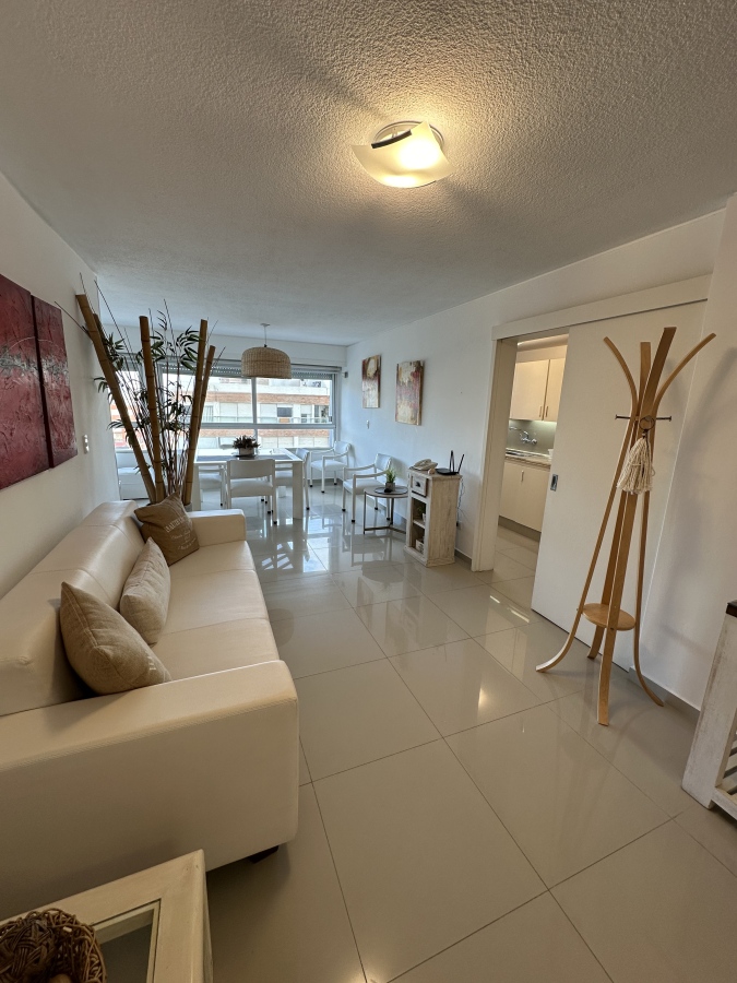  En venta y alquiler temporario apartamento de 2 dormitorios y 2 baños. Península-Punta del Este.