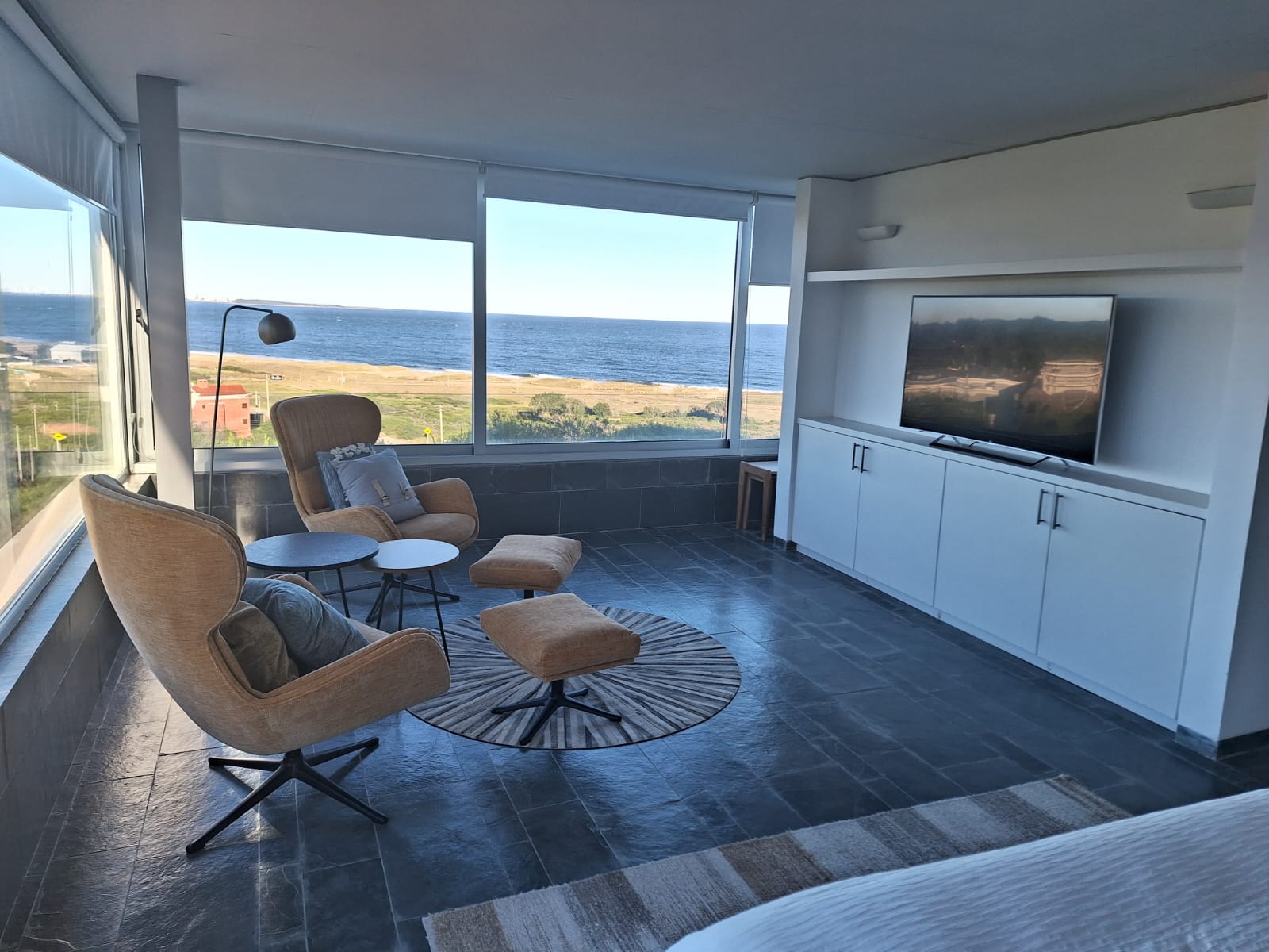  ALQUILER ANUAL  ESPECTACULAR   DUPLEX   3 DORMITORIOS EDIFICIO SIERRA BALLENA 