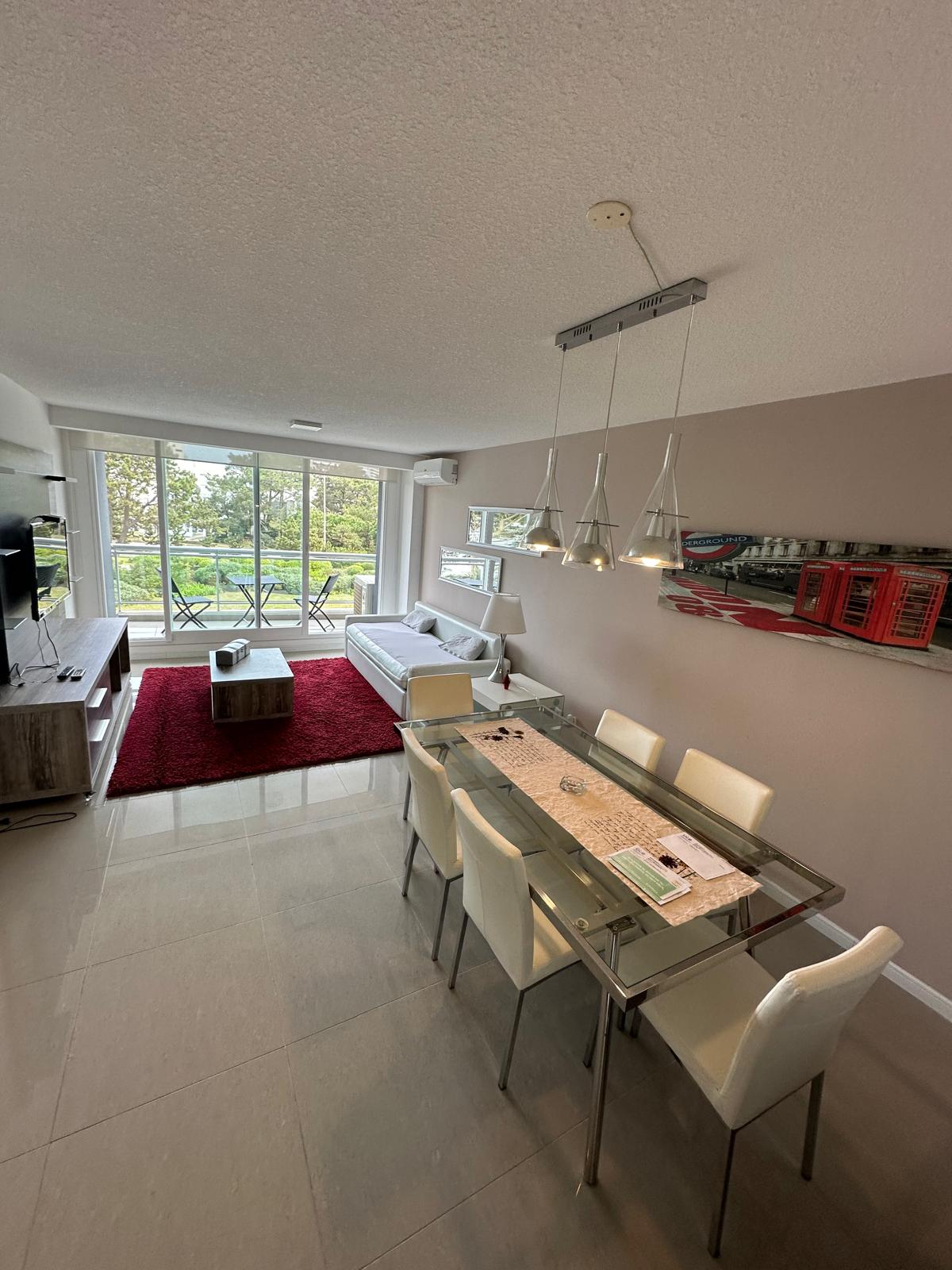  Venta y Alquiler anual- Apartamento de 1 dormitorio en Torre One 2, Punta del Este.
