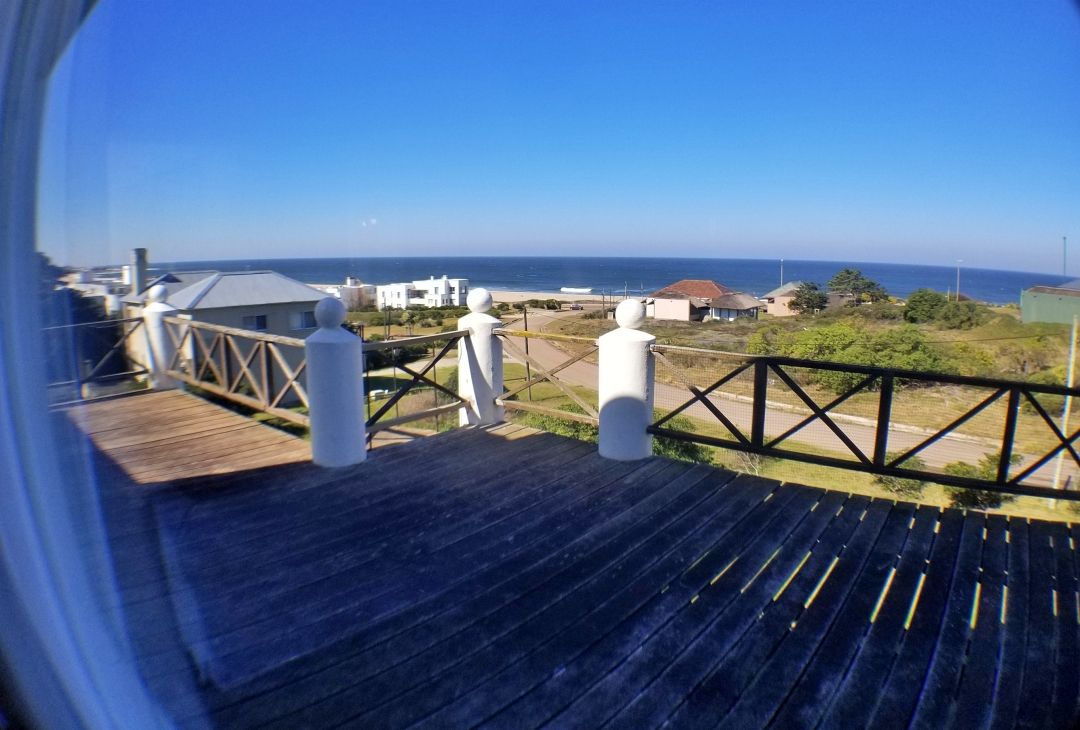   Montoya. Hermosa residencia con vista al mar.