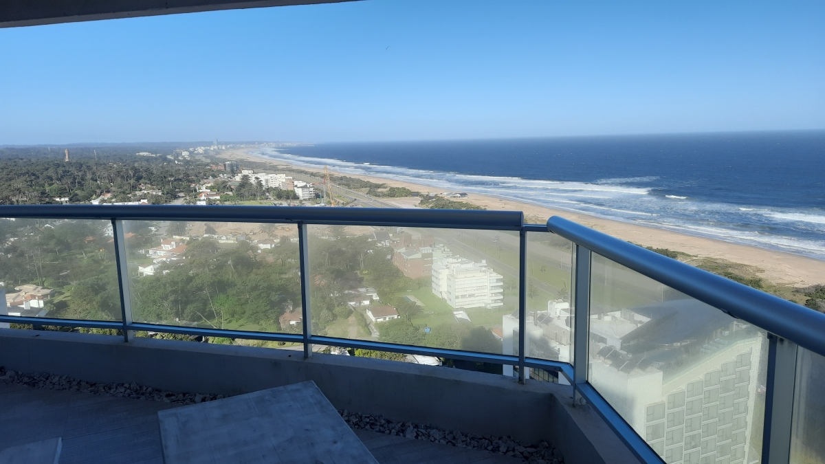  Alquiler Temporada, 3 dormitorios y dep, con vista, piso alto, Brava, Punta del Este
