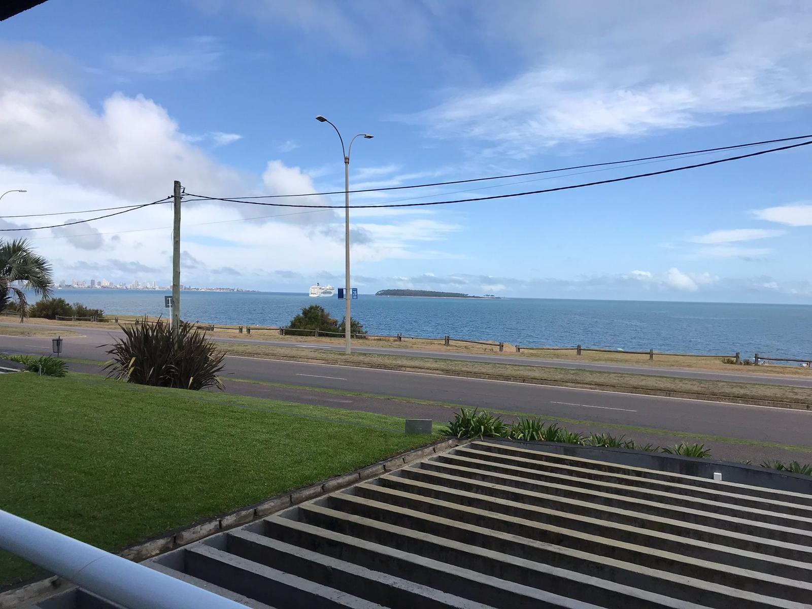  Alquiler anual, 1 dormitorio, primera linea Mansa, Punta del Este