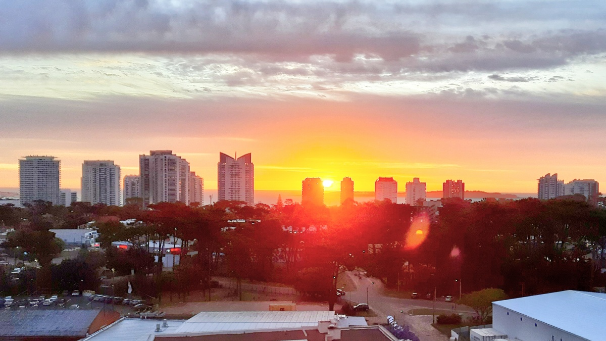  Alquiler anual, monoambiente, piso alto, vista al mar, Punta del Este