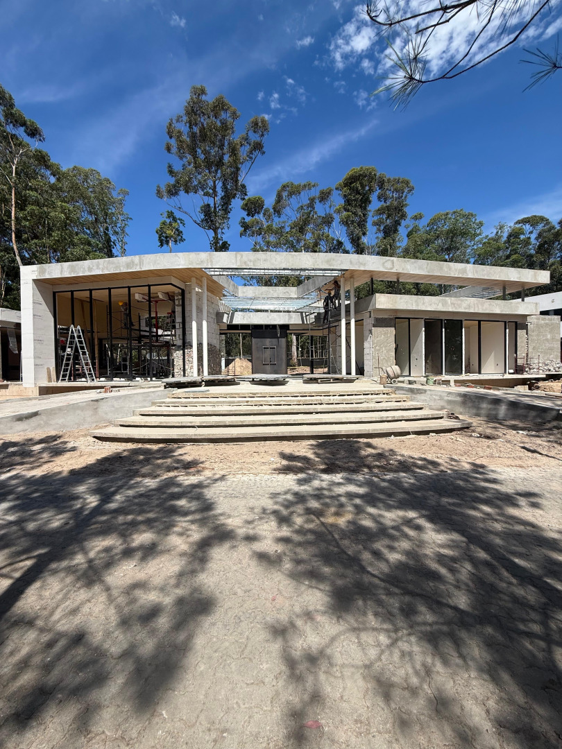 Amplia casa de 5 dormitorios, en el exclusivo barrio privado Design Village.
