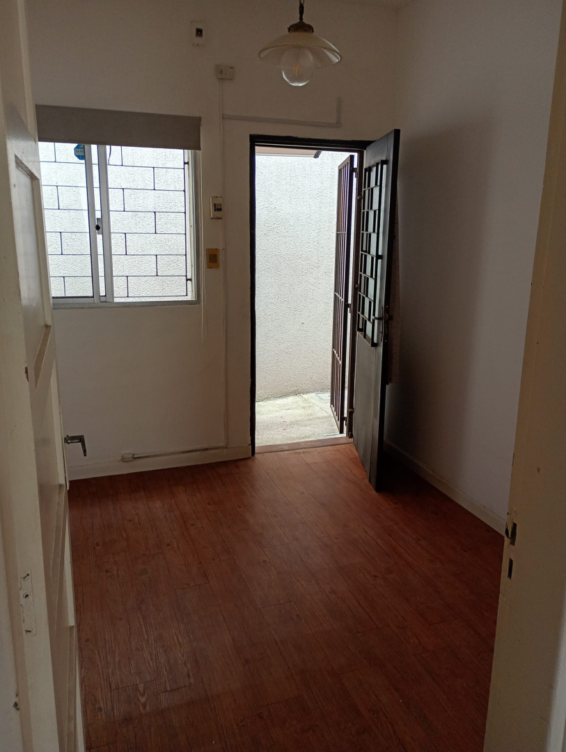  Venta apartamento, Malvín, 2 dorm, 1 baños, patio, a metros de la Rambla