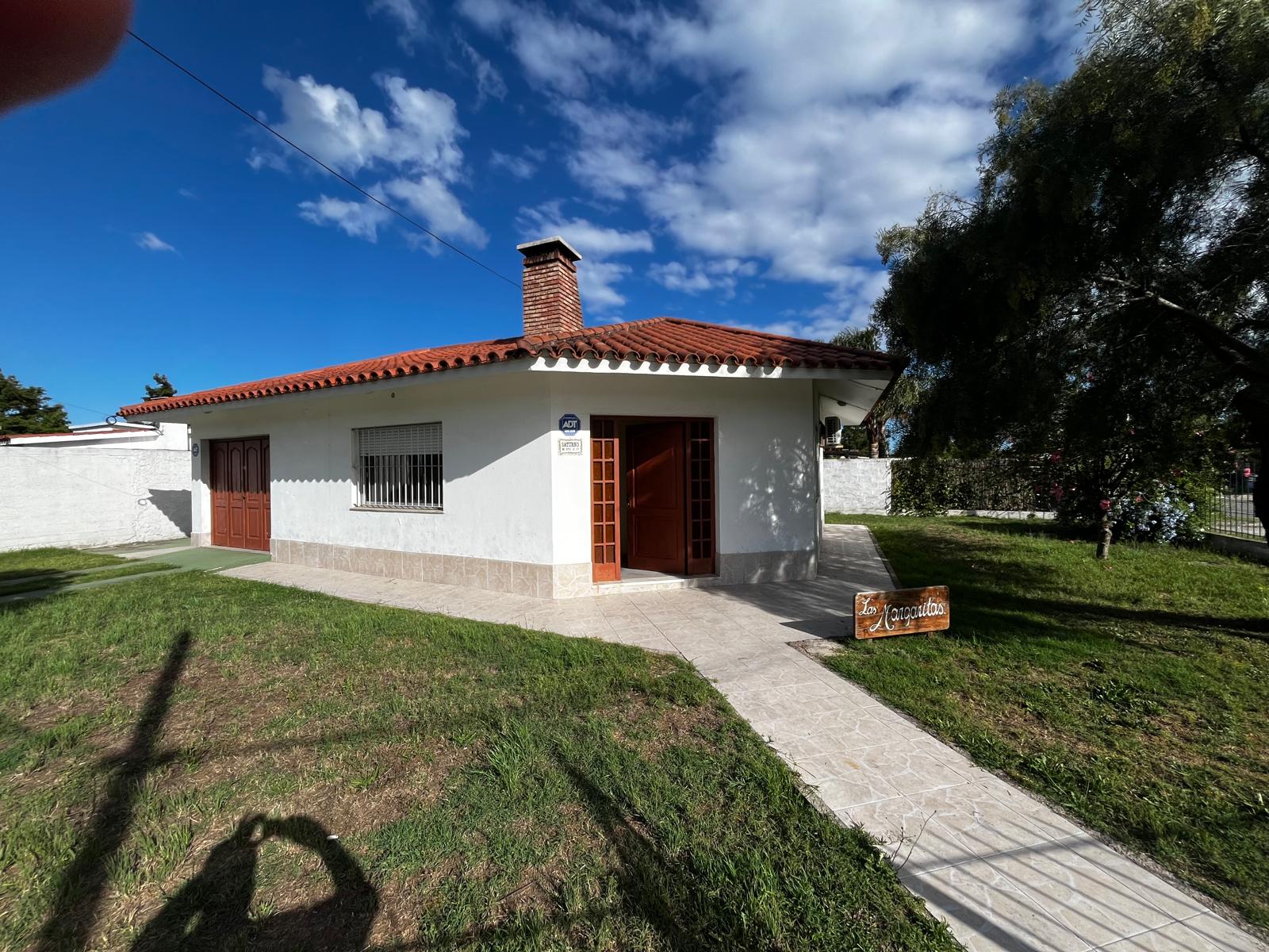  Casa al sur 2 dormitorios sobre calle pavimentada 