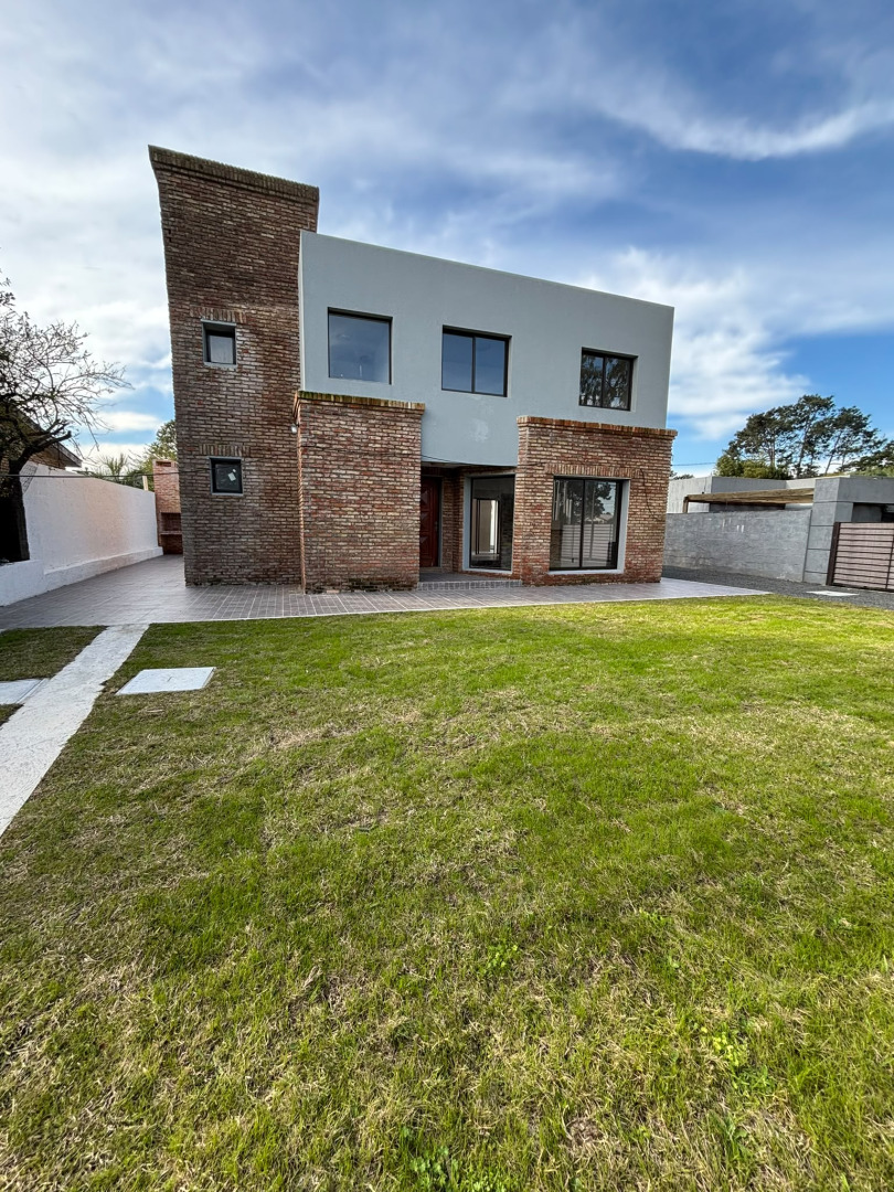  Casa en venta a estrenar en Lomas de Solymar 5 dormitorios 2 baños