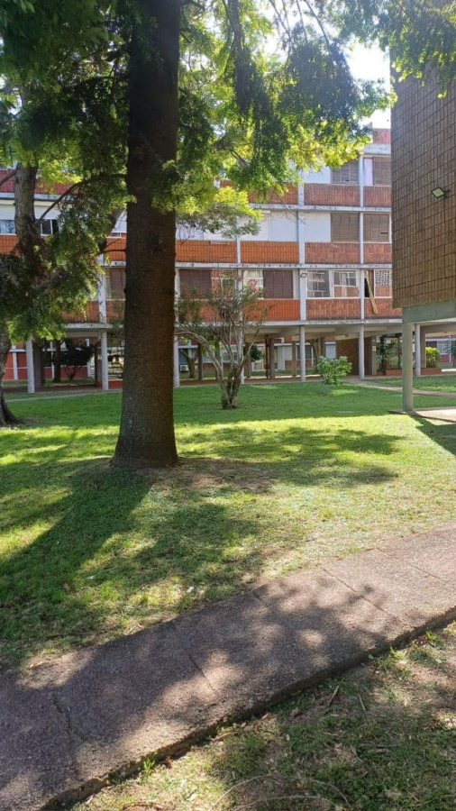   Venta Apartamento 3 Dormitorios Muy Cómodo Predio Cerrado En Mercado Modelo