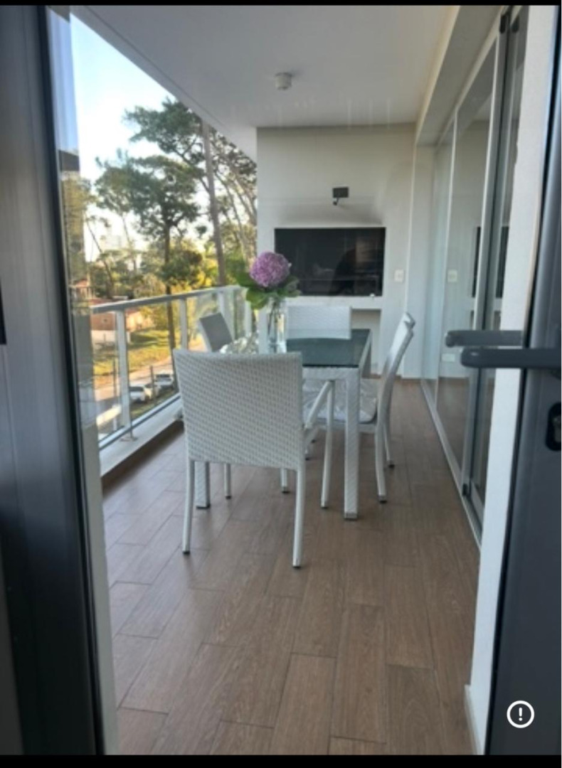  Apartamento de 4 dormitorios en venta en Playa Mansa 
