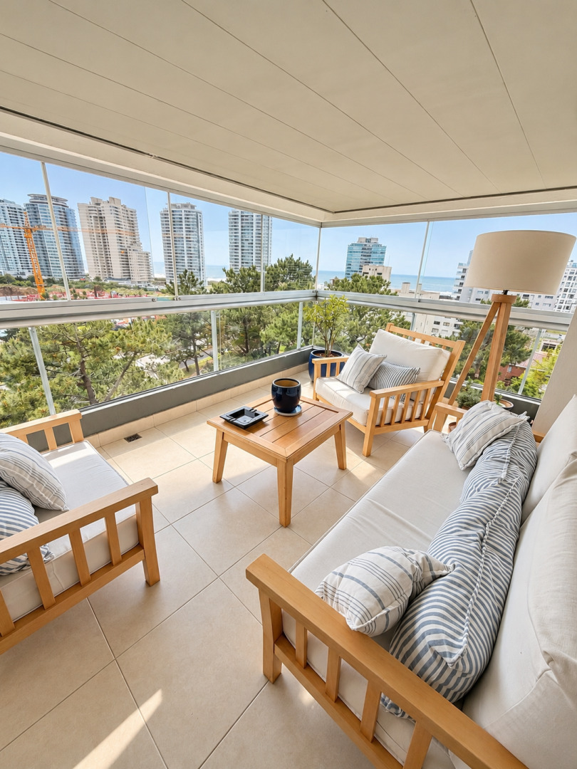  Apartamento de 3 dormitorios en venta en Punta del Este 