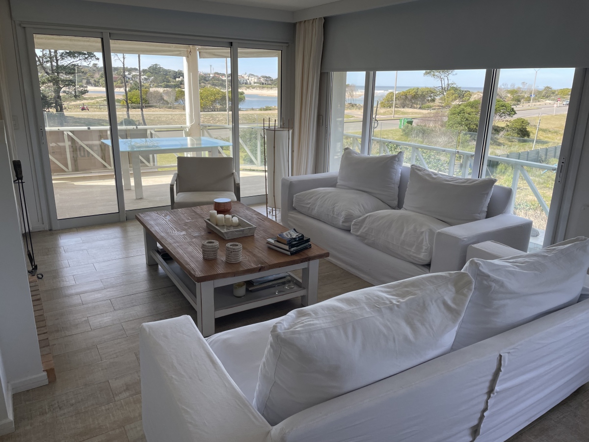  Apartamento de 3 dormitorios con vista al mar , en Brava Punta del Este 