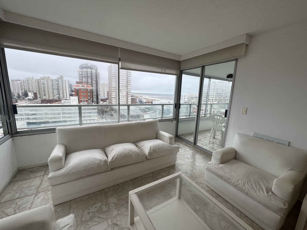 Apartamento de 2 dormitorios más dependencia  en venta en Punta del Este