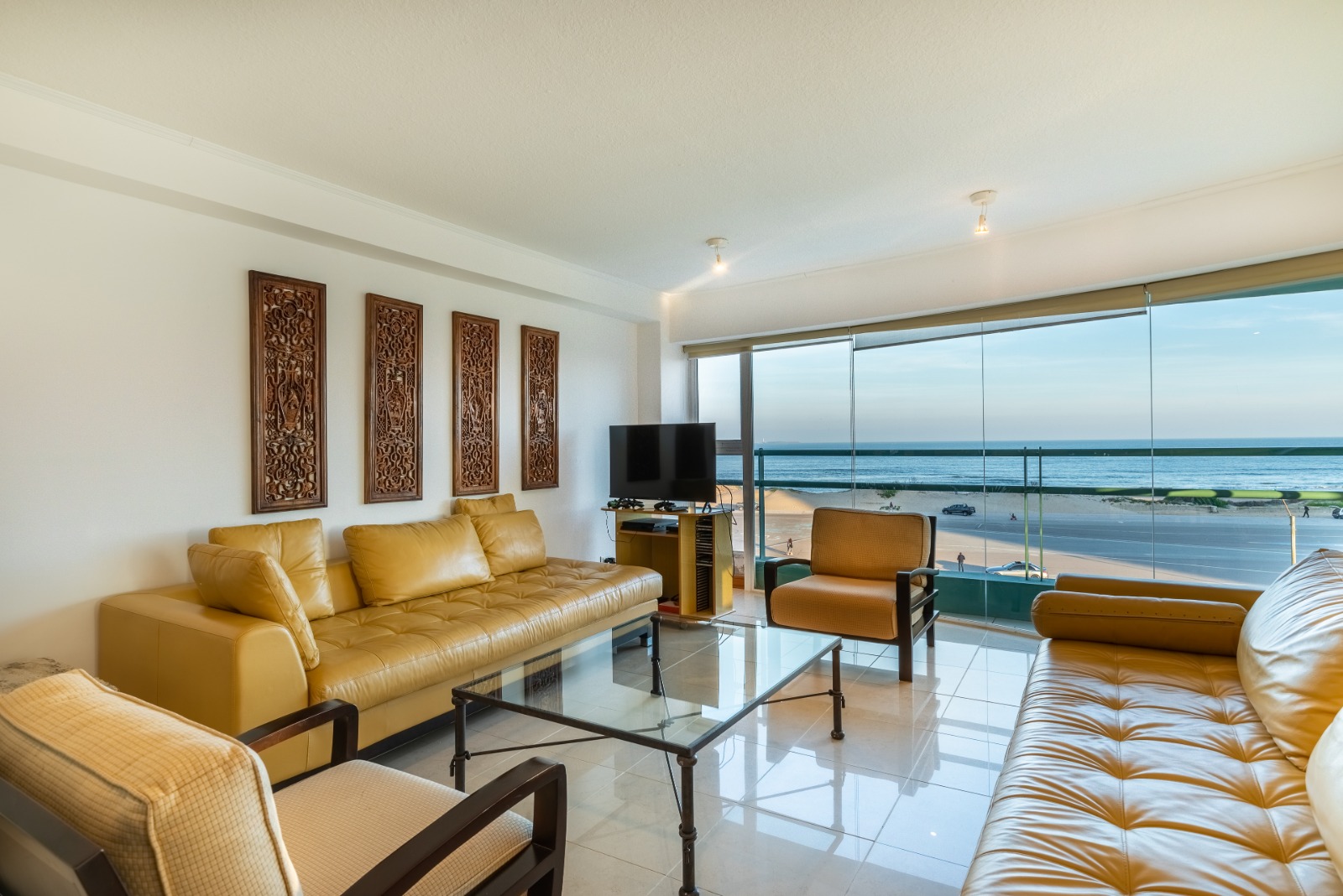  Venta de Apartamento de 3 dormitorios en primera linea de Playa Brava 