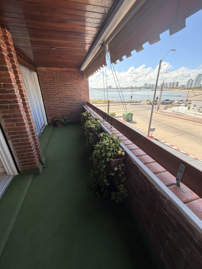  Apartamento de 2 dormitorios en venta en Punta del Este 