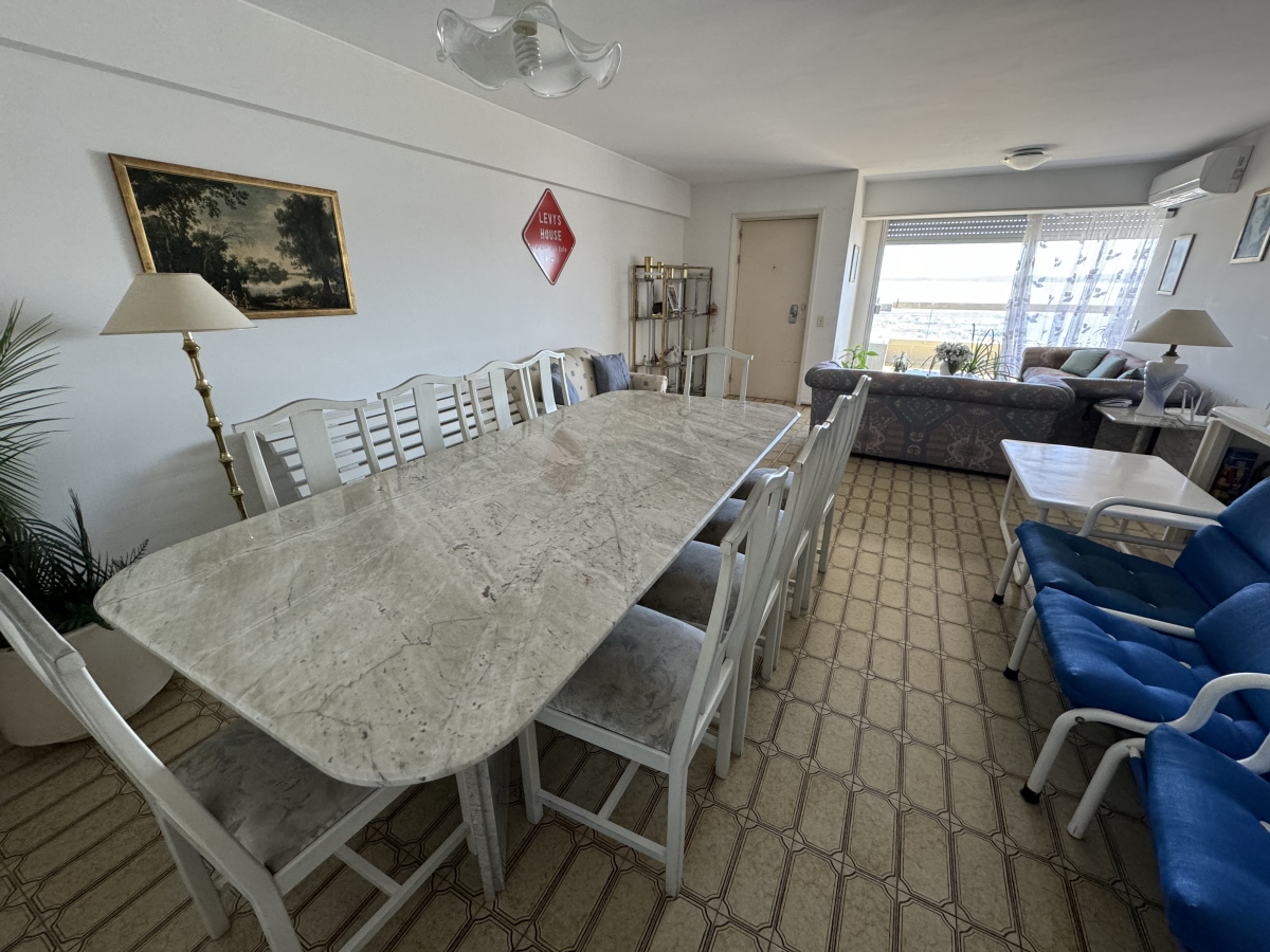  Apartamento de 3 dormitorios en venta en Punta del Este 