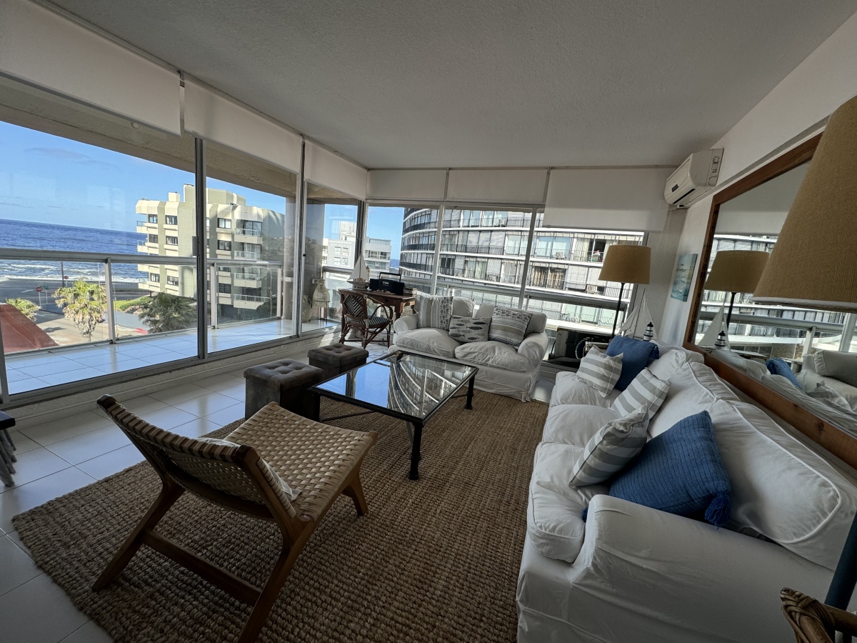  Apartamento en venta de 2 dormitorios , en Punta del Este 