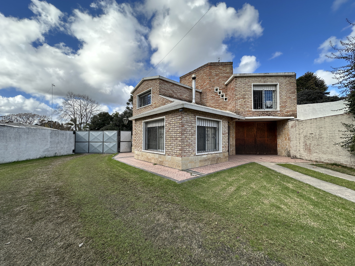  Chalet en Lezica, 3 dormitorios, 2 baños, garaje, parrillero techado! Apta Banco