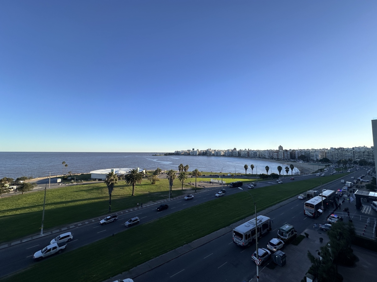  Venta Apartamento Frente a Rambla Kibon 3 Dormitorios + Servicio Garage Doble Vista a la Rambla Pocitos Montevideo