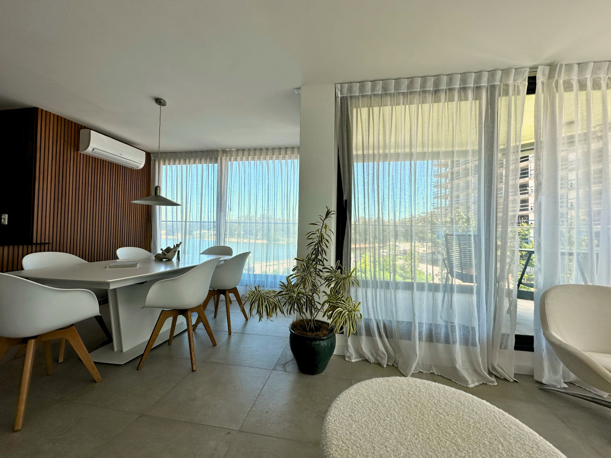  Venta Apartamento de Categoría en Carrasco Este 3 Dormitorios 3 Baños Vista al Lago a Estrenar