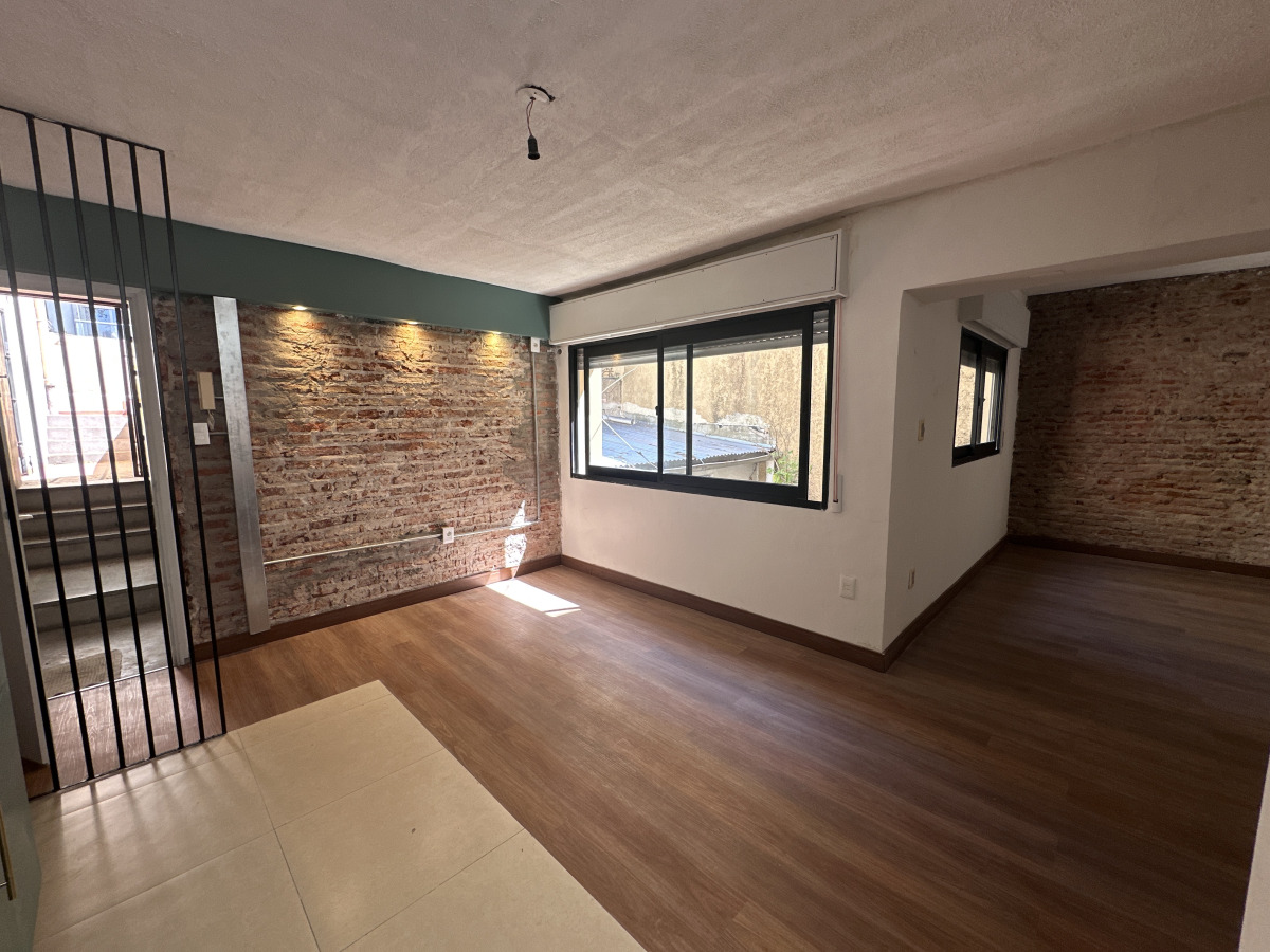  Alquiler Apartamento tipo casa 2 dormitorios con tarreza grande Barrio Sur Montevideo