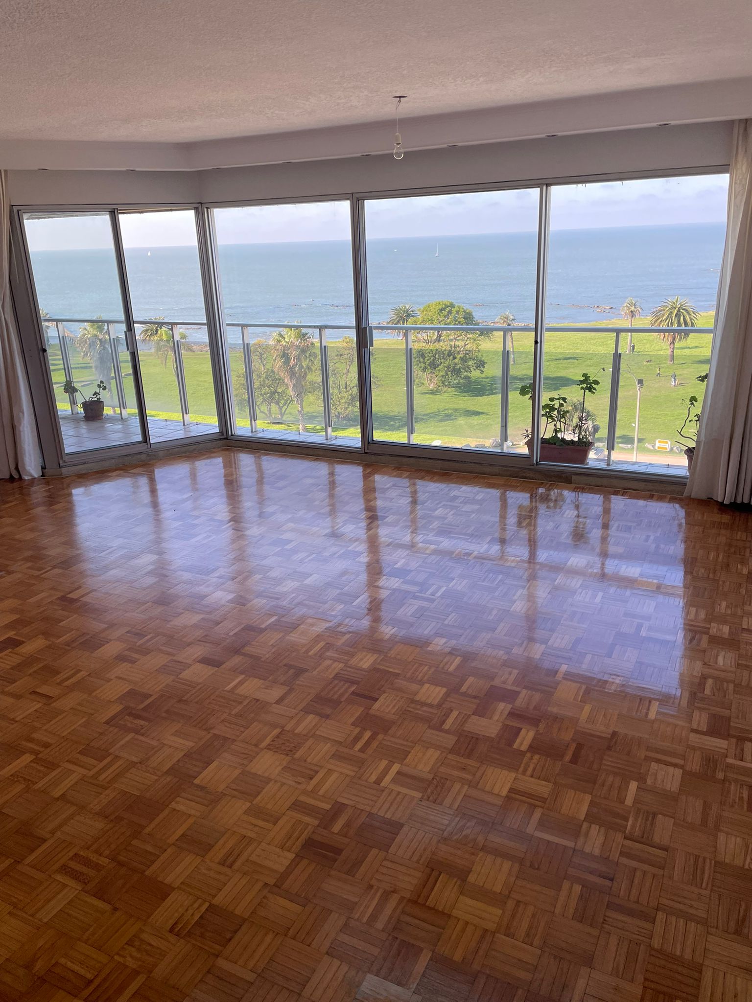  Alquiler apartamento de 4 dormitorios muy luminoso frente al mar en Rambla de Punta Carretas, Montevideo. 