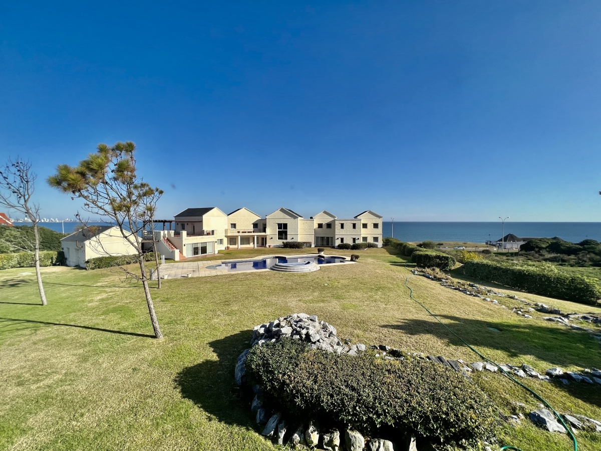  Espectacular Mansión frente al Mar en Punta del Este