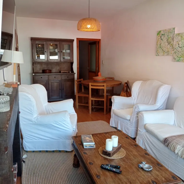  VENDO APARTAMENTO O PERMUTO, 2 DORMITORIOS, ESTUFA A LENA, CENTRO, MALDONADO 