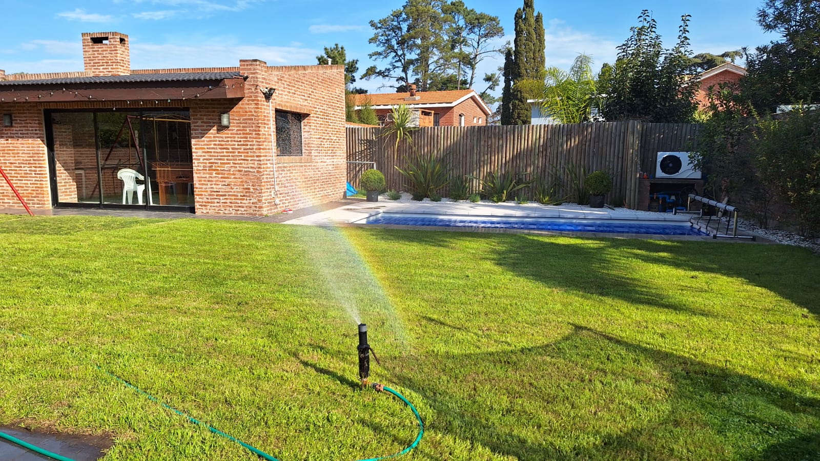  Vendo casa 4 dormitorios, 4 baños, piscina, cochera, barbacoa. Pinares, Punta del Este, Maldonado