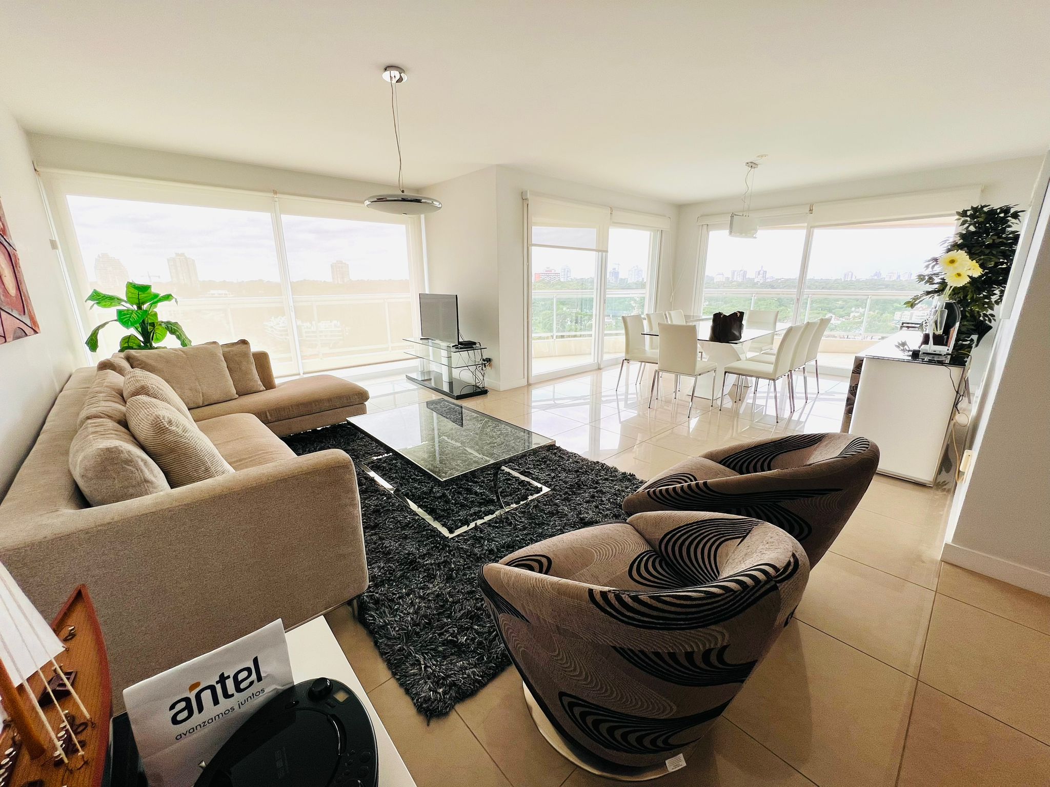 Apartamento en alquiler anual Aquarela 2 dormitorios y dependencia. Punta del Este