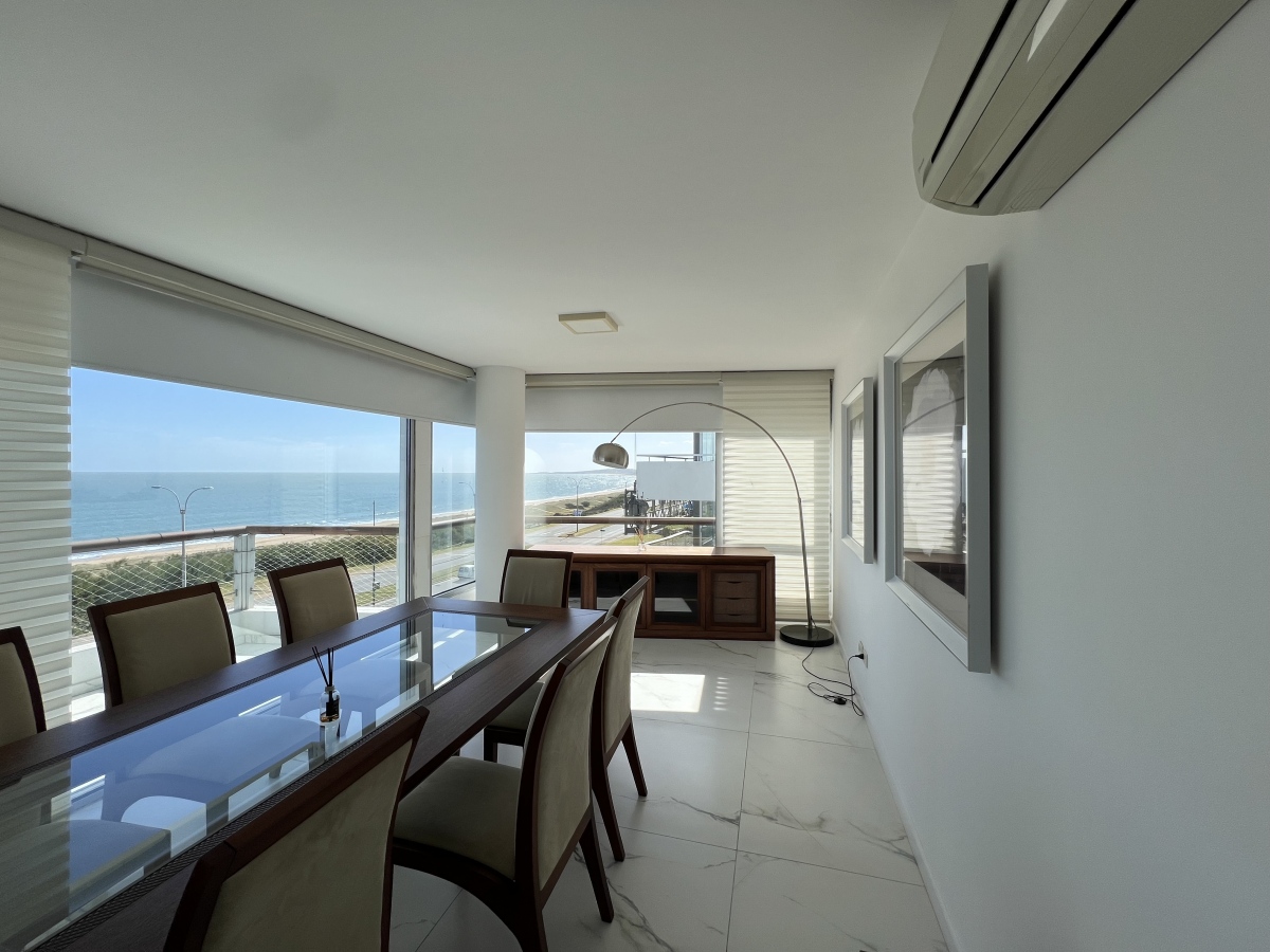  Hermoso apartamento en venta 4 dormitorios. Frente al mar Punta del Este. 