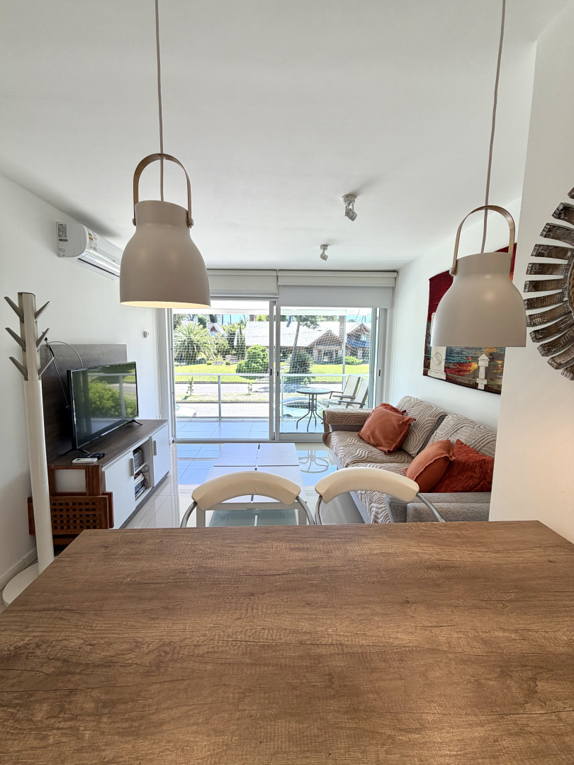  Apartamento en venta 1 dormitorio   Mansa - piscina - parrillero Punta del Este