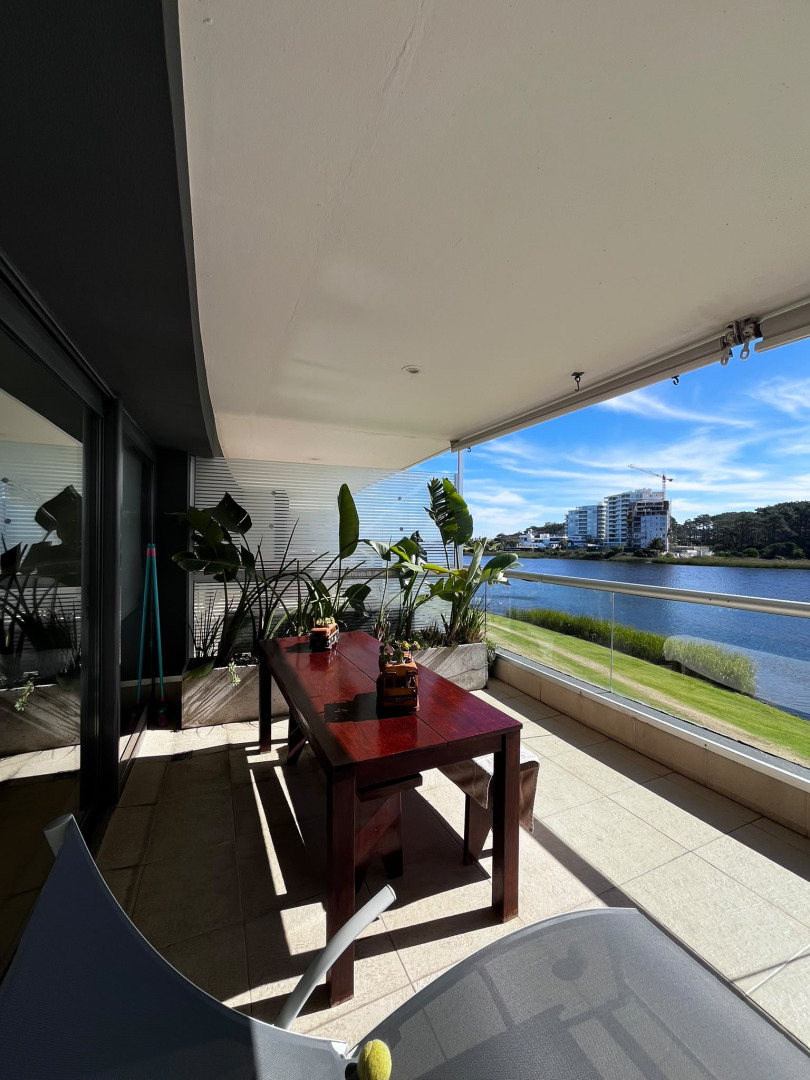  Venta Apartamento 2 dormitorios en primera linea mansa con vista a la laguna del diario Punta del este 
