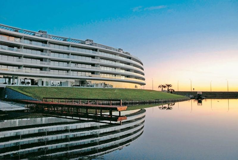  Alquiler temporada apartamento 2 dormitorios frente al mar primera linea Playa Mansa Punta del Este