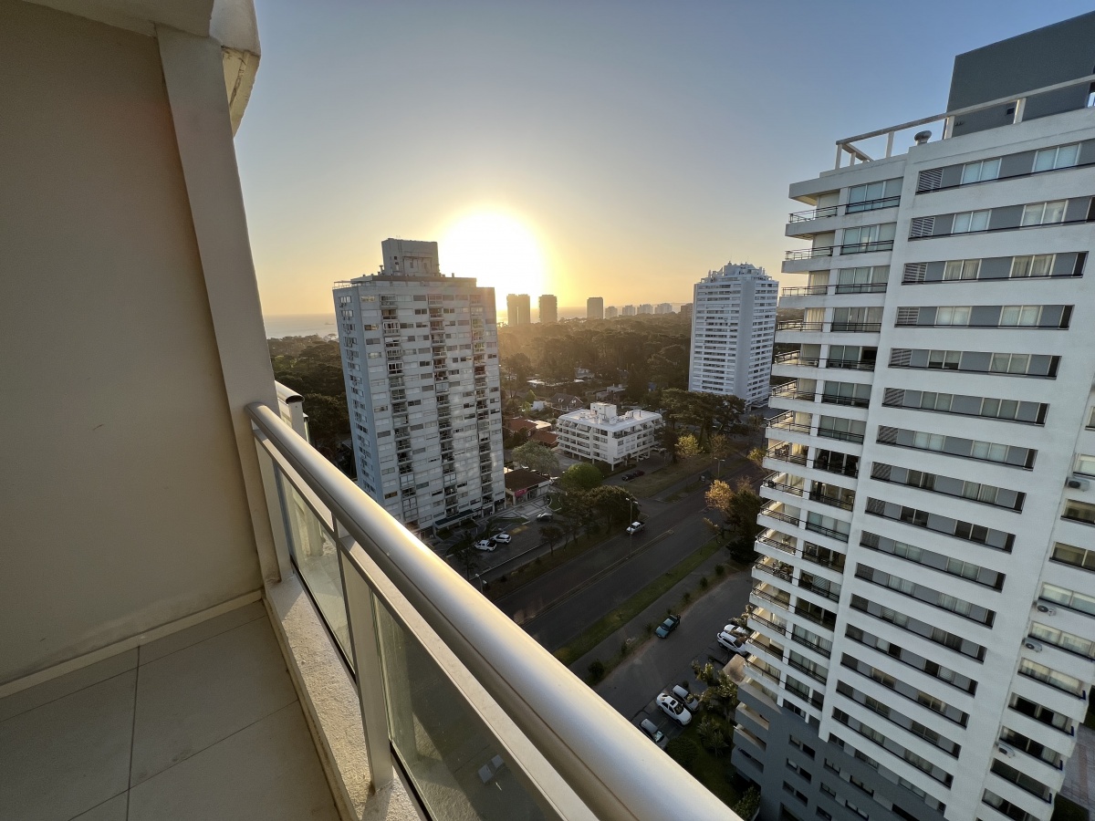  Alquiler anual apartamento 1 dormitorio en edificio con servicios Punta del Este