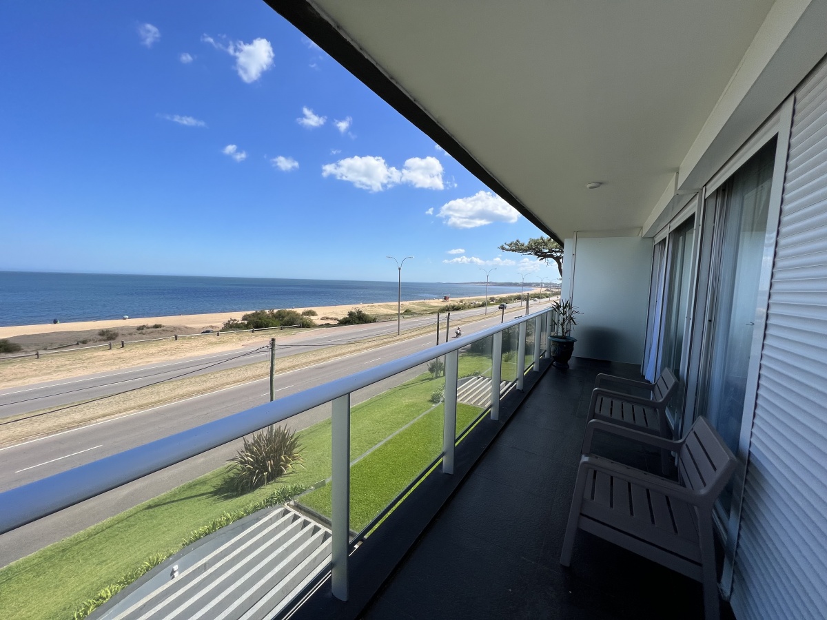  Alquiler anual y venta apartamento 2 dormitorios en primera linea frente al mar Playa Mansa Punta del Este