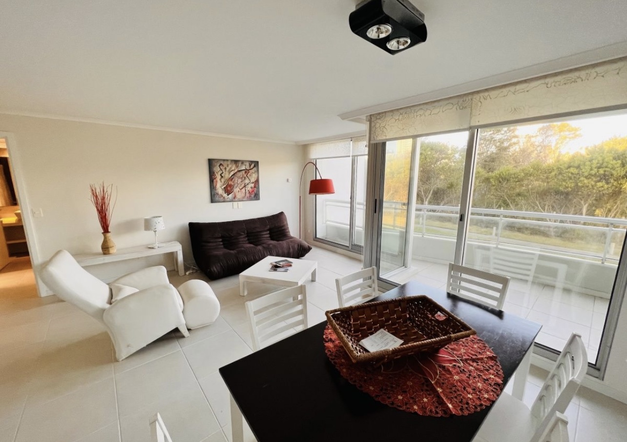  Alquiler anual apartamento 2 dormitorios en torre con servicios premium en Punta del Este 