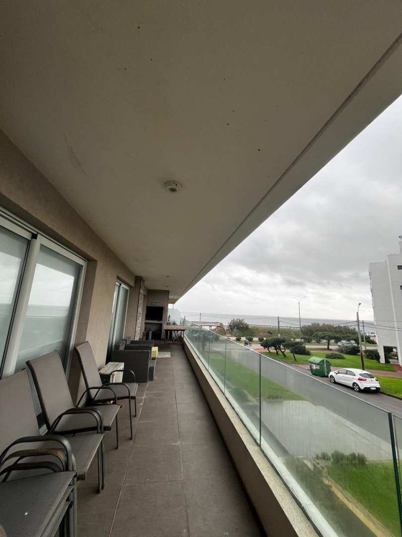  Venta en oportunidad de apartamento 3 dormitorios en playa mansa con vista al mar y parrillero propio