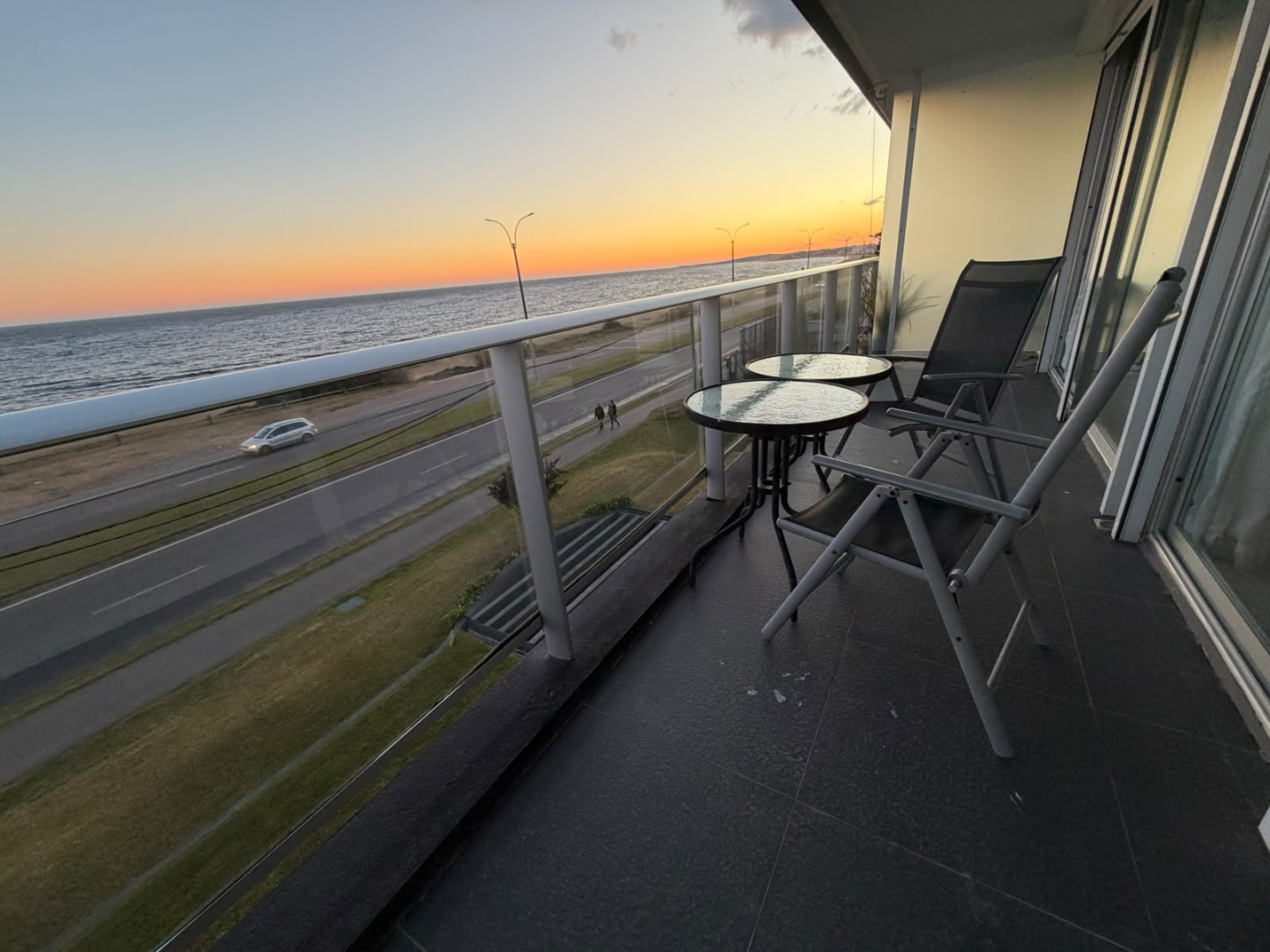  Venta de apartamento 1 dormitorio y medio frente al mar con vista en playa mansa 